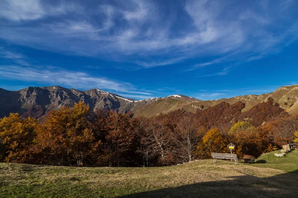 Bela paisagem de outono no alto da montanha — Fotografia de Stock