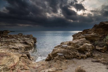 Güzel kayalık Plajı üzerinde bulutlu gökyüzü