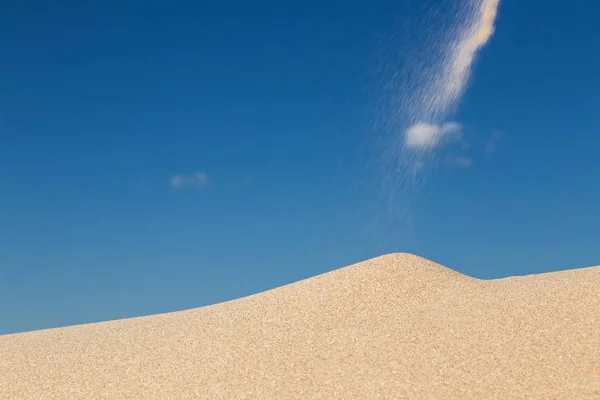 Faling nisip peste duna de nisip — Fotografie, imagine de stoc