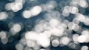 Suya yansıyan güneş ışığı