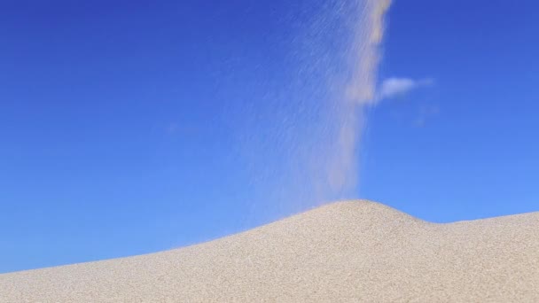 Падение песка над песчаной дюной — стоковое видео