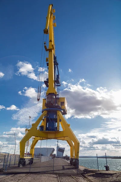 Gran grúa amarilla en el puerto de Burgas — Foto de Stock