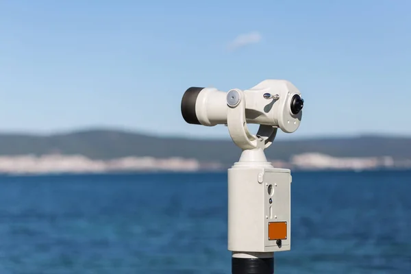 Binocular en la ciudad costera — Foto de Stock