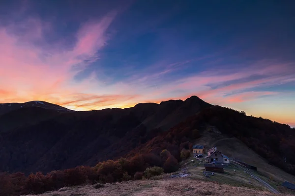 Vista panoramica al rifugio al tramonto — Foto Stock