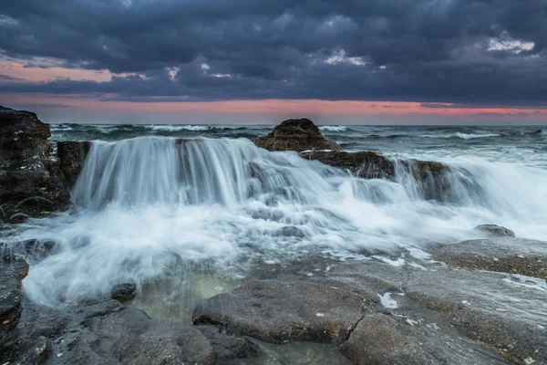 Woda Płynie Kamienistej Plaży — Zdjęcie stockowe