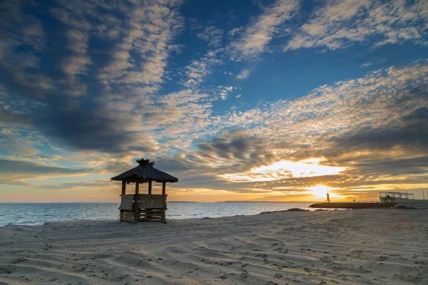 Piękny Zachód Słońca Pustej Plaży — Zdjęcie stockowe
