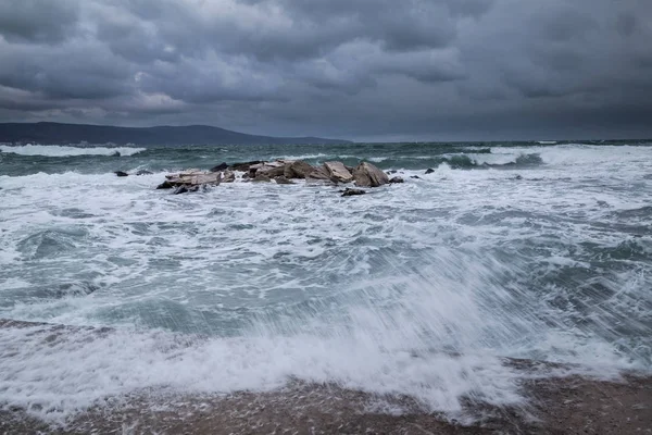 Grandes Ondas Batendo Penhasco — Fotografia de Stock