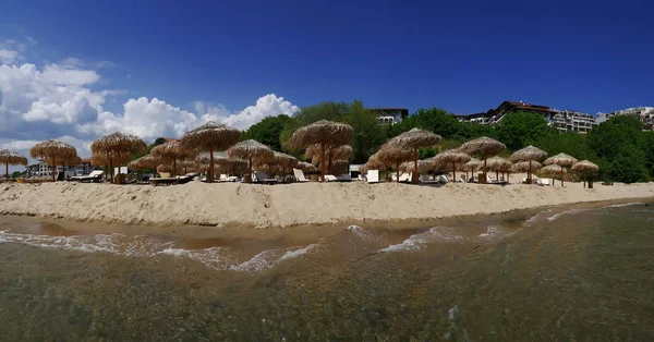 海滩在度假胜地圣 Vlas 在保加利亚黑海海岸 — 图库照片