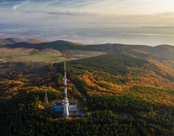 Fernsehturm Auf Hügel Und Herbstwald Bei Sonnenuntergang — Stockfoto