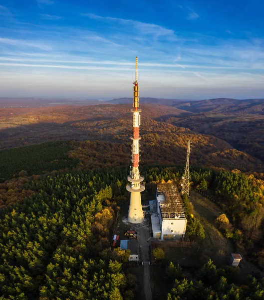 Телевізійна Вежа Пагорбі Осінньому Лісі Заході Сонця — стокове фото