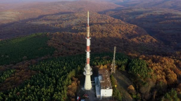 Fernsehturm Auf Hügel Und Herbstwald Bei Sonnenuntergang — Stockvideo