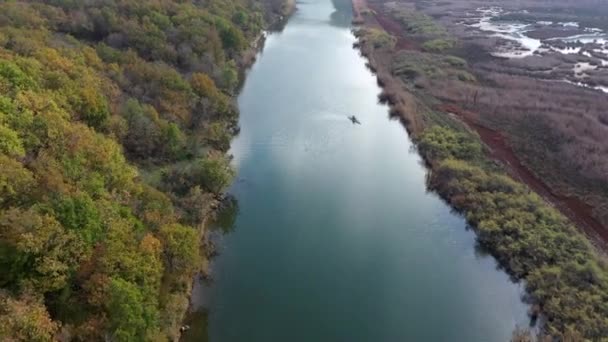 Дрон Летить Над Річкою — стокове відео