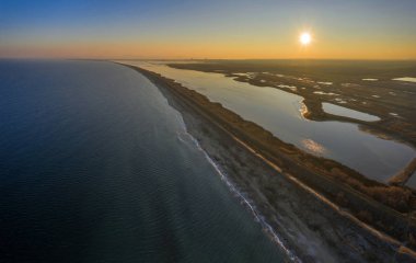 Bulgaristan 'ın Pomorie kentinde bir tuz gölünde gün batımı