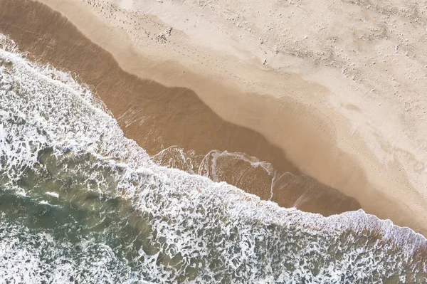 Flygfoto Över Stora Havsvågor Som Kraschar Stranden — Stockfoto