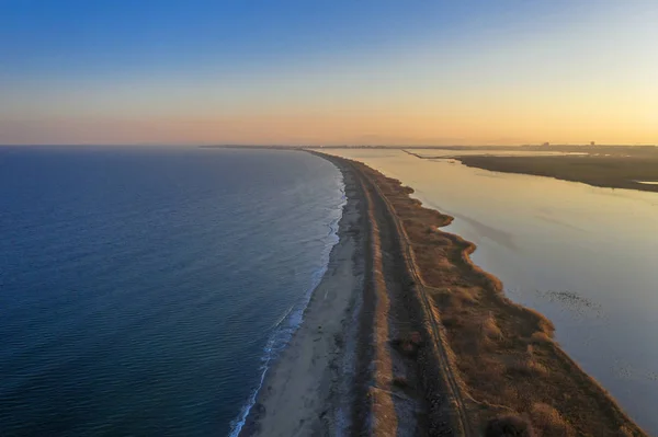 Bulgaristan 'ın Pomorie kentinde bir tuz gölünde gün batımı