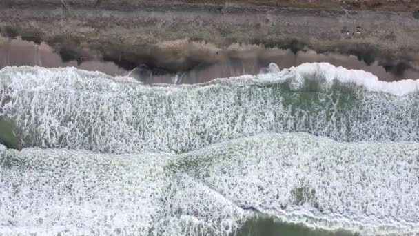 Grandes Ondas Batendo Praia — Vídeo de Stock