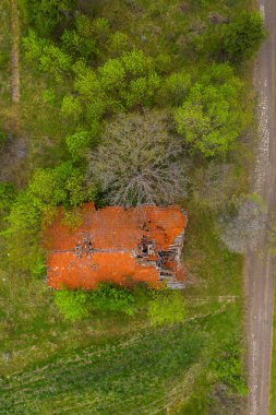 Eski harabe evin hava aracı görüntüsü.