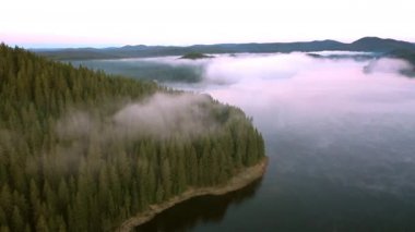 Sabah sisinin üzerinden dağ gölünün üzerinden uçun. Rodopi dağı Bulgaristan