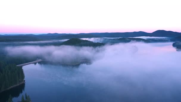 Летите Над Утренним Туманом Над Горным Озером Родопи — стоковое видео