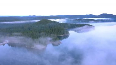 Sabah sisinin üzerinden dağ gölünün üzerinden uçun. Rodopi dağı Bulgaristan