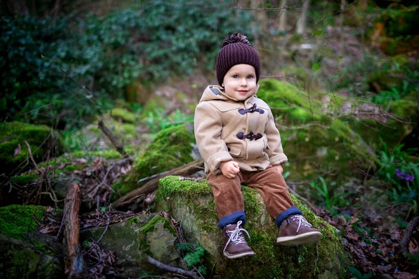 Bahçede duran küçük bir çocuk — Stok fotoğraf