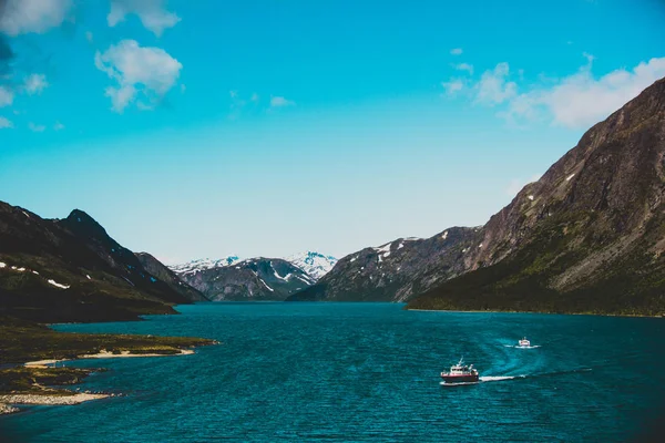 Barca a vela attraverso il fiordo norvegese — Foto Stock