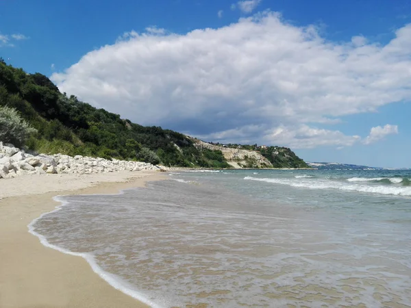 Вид на пляж Трава и камни — стоковое фото