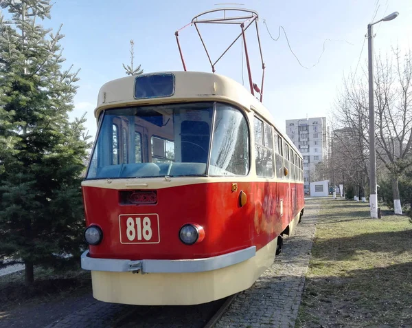 Eine alte rote Straßenbahn in einem Park — Stockfoto