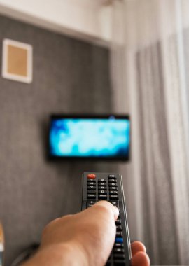 TV uzaktan kontrol elinde adam. Birinci şahıs bakış 