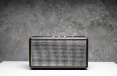 Gri arka plan üzerinde hoparlörler bluetooth