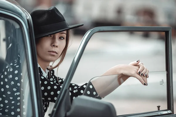 Menina bonita no carro — Fotografia de Stock