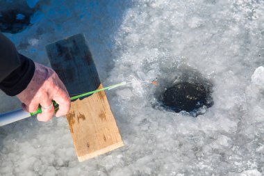 rod kış balıkçılık için yatıyor