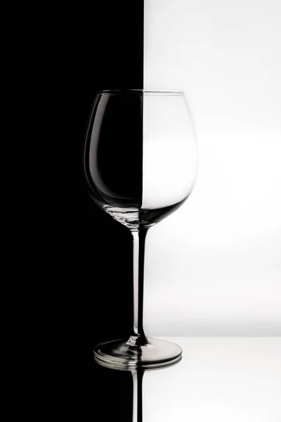 Pustej szklanki na czarno-białe — Zdjęcie stockowe