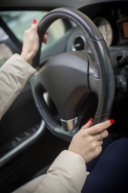 güzel iş kadını araba kullanmak