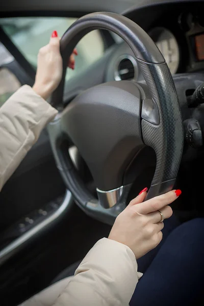 Mulher de negócios bonita dirigindo um carro — Fotografia de Stock