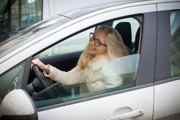 Mulher de negócios bonita dirigindo um carro — Fotografia de Stock
