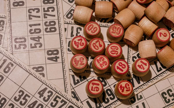 Mesa vieja lotería juego con elementos de madera . — Foto de Stock