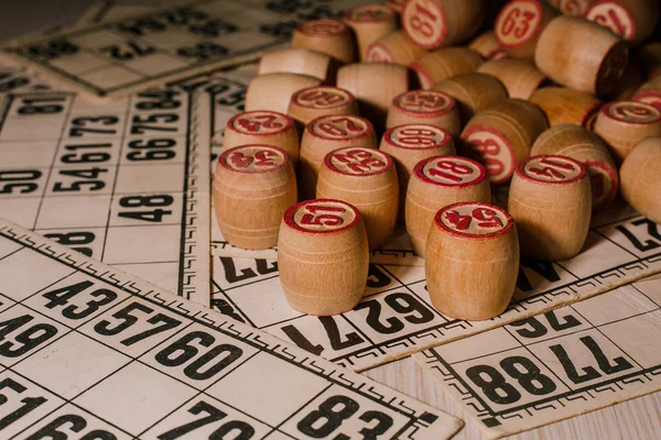 Mesa vieja lotería juego con elementos de madera . — Foto de Stock
