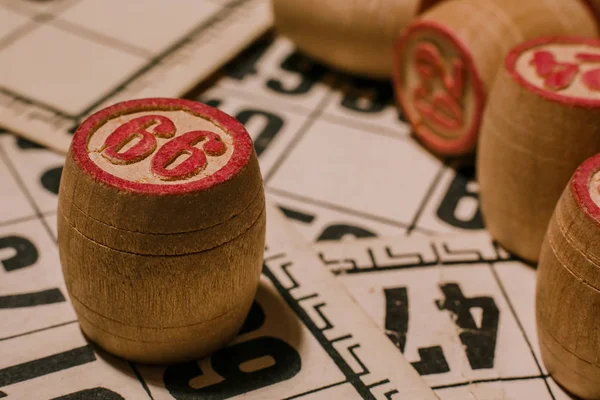Mesa vieja lotería juego con elementos de madera . — Foto de Stock
