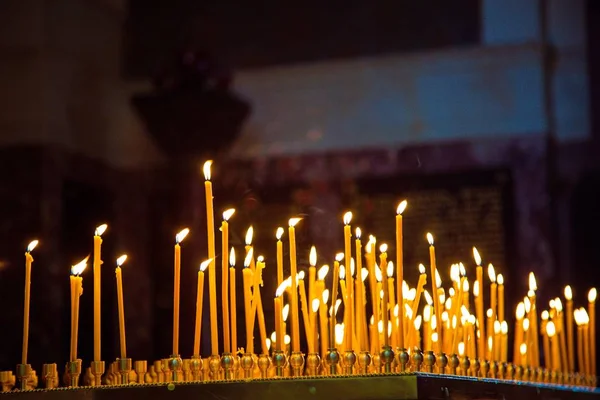 Κερί φώτα με ήρεμο φόντο θρησκευτική τελετή. — Φωτογραφία Αρχείου