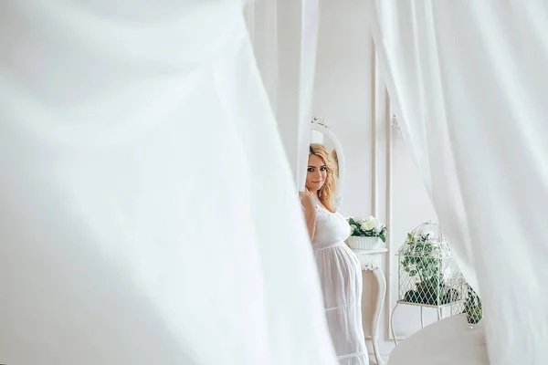 Hermosa chica embarazada en vestido blanco — Foto de Stock