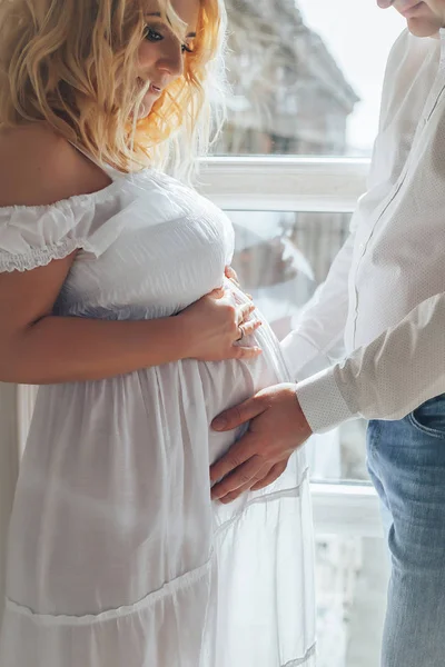 Bella giovane donna incinta con uomo a casa sentire la pace e la tranquillità — Foto Stock