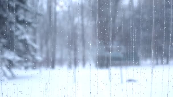 Chuva cai correndo por um painel de janela. Tintura azul . — Vídeo de Stock