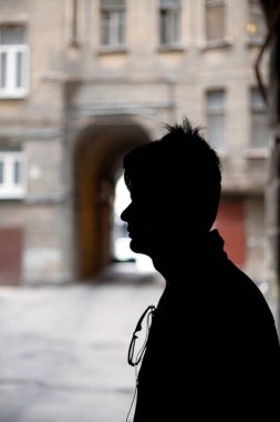 Genç adam şehir sokakta poz silüeti