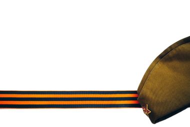 9 Mayıs turuncu ve siyah çizgili şerit sembolü ile askeri kap