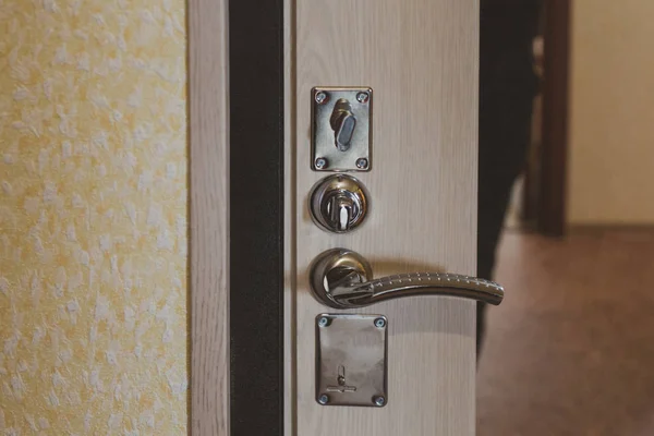 Detalle de Manija metálica de puerta de estilo moderno en puerta de madera — Foto de Stock