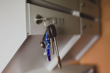 Posta kutularını harf ve broşürler dolu. Sığ Dof.