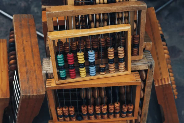 Antiguo ábaco de madera sobre fondo de ábaco — Foto de Stock