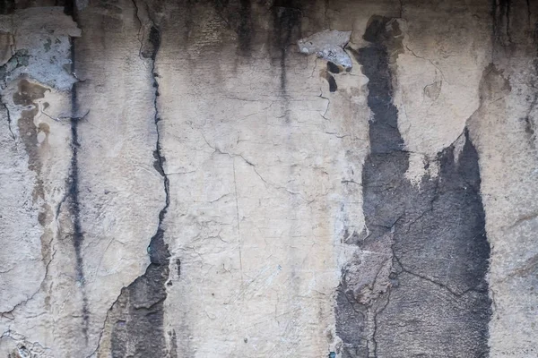 Textura de la pared de hormigón con manchas de colores y yeso cayendo — Foto de Stock
