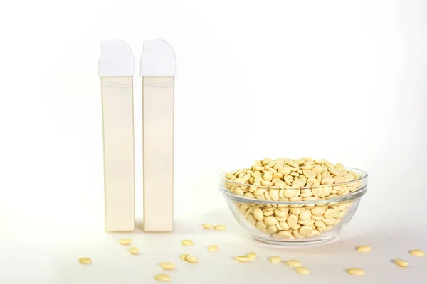 Liposoluble mum kartuş, ahşap sopa ve balmumu pellets arka plan üzerinde